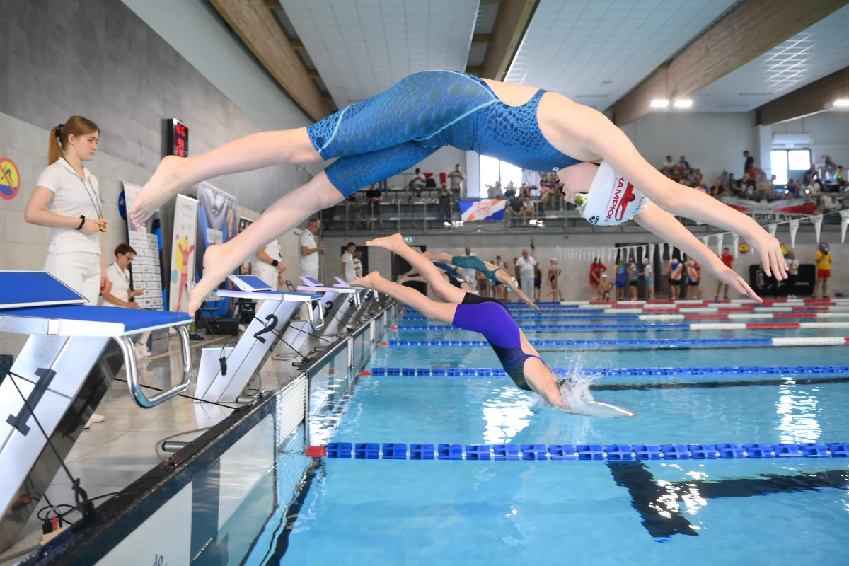 W sobotę w Kaliszu rozpoczęły się zawody pływackie z cyklu Otylia Swim Cup. Organizatorką jest nasza złota medalistka olimpijska, Otylia Jędrzejczak. Pierwszego dnia rywalizowały dzieci w wieku 11 lat i młodsze. W niedzielę zmierzy się ze sobą młodzież od dwunastego do piętnastego roku życia.