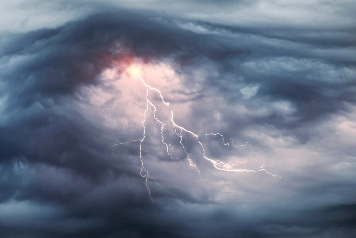 IMGW wydał ostrzeżenie pierwszego stopnia przed burzami. Dziś miejscami wystąpią silne opady deszczu i pojawi się porywisty wiatr, lokalnie możliwy jest również grad.