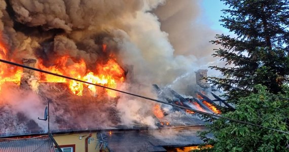 Pożar wybuchł w niedzielę wczesnym rankiem na poddaszu drewnianego budynku hotelu robotniczego w Starachowicach. Nikomu nic się nie stało.