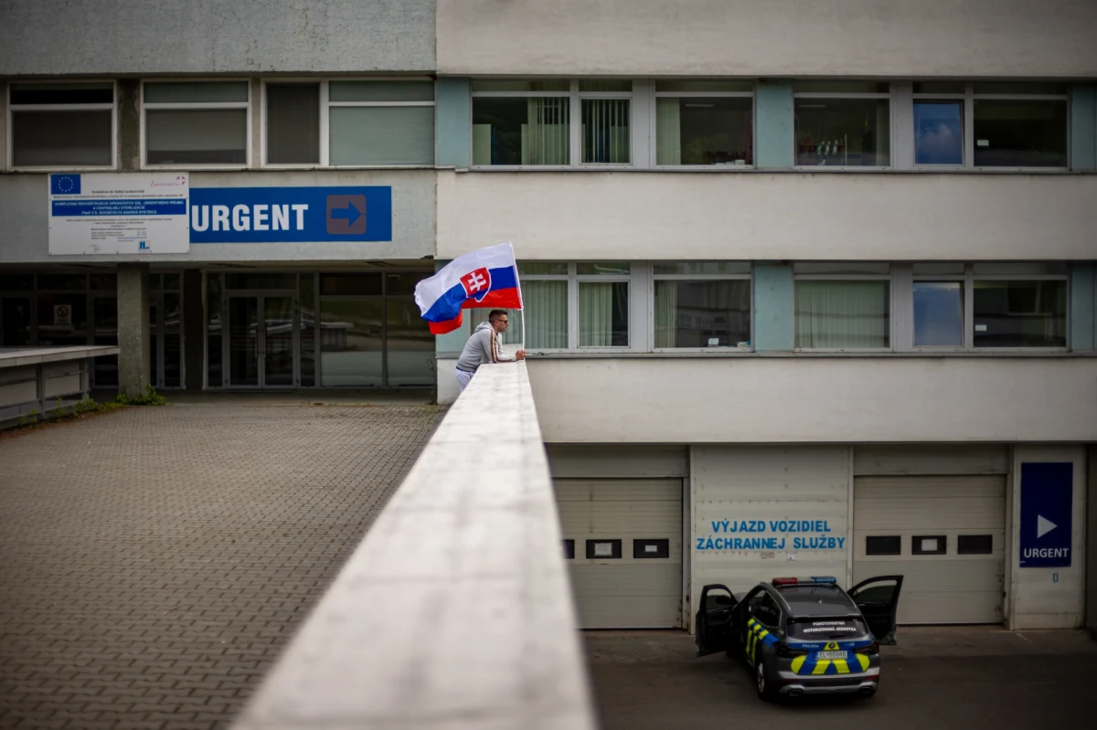 Stan premiera Słowacji Roberta Ficy jest poważny i wymaga intensywnej opieki, ale nie zagraża jego życiu - powiedział wicepremier, minister obrony Robert Kaliniak. Od środy szef słowackiego rządu przebywa w szpitalu w Bańskiej Bystrzycy – po tym, jak podczas wyjazdowego posiedzenia rządu w miejscowości Handlova został kilkukrotnie postrzelony. 