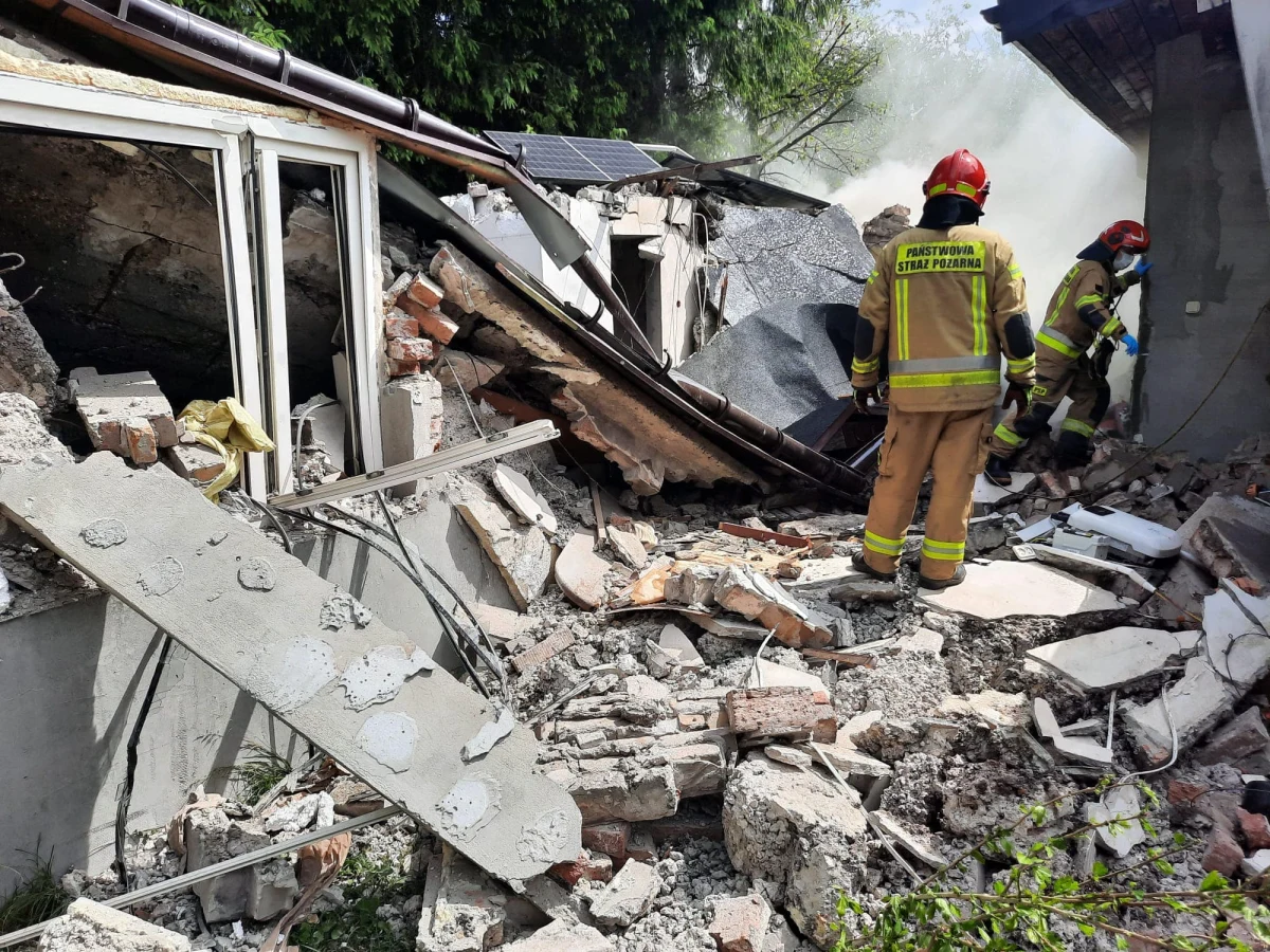 W niedzielę po godz. 11 w jednym z domów w Dąbrowie Górniczej (woj. śląskie) doszło do wybuchu butli z gazem. Ratownicy w gruzach odnaleźli zwłoki 25-letniego mężczyzny.
