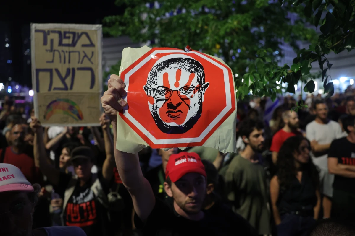 Grupa demonstrantów zablokowała w niedzielę główny wjazd do Jerozolimy, domagając się przeprowadzenia w Izraelu ogólnokrajowych wyborów - poinformował dziennik "Harec".