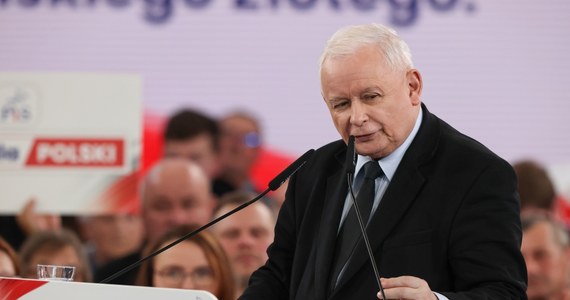 "Ktoś, kto chce usuwać krzyże, kto atakuje wolność religijną, atakuje także naszą cywilizację, która jest najbardziej życzliwa człowiekowi" - mówił Jarosław Kaczyński. Według prezesa PiS, "mamy do czynienia z różnymi aktami szaleństwa, gdzie maleńka mniejszość narzuca obyczaje większości". Kaczyński ogłosił też plan "Siedem razy tak".