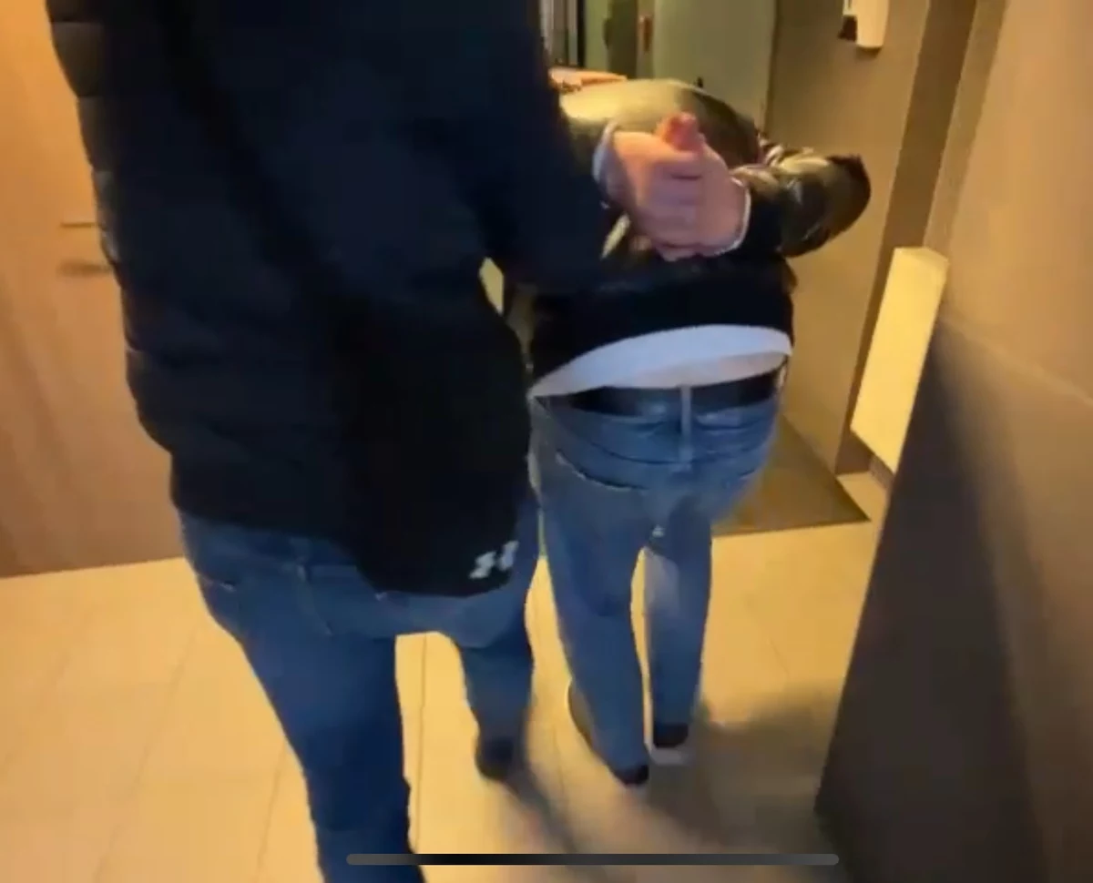 Ukrainiec, któremu w kwietniu w centrum Warszawy skradziono torbę z 2 milionami złotych, został zatrzymany przez śródmiejskich policjantów. 58-letni mężczyzna trafił do aresztu za składanie fałszywych zeznań. 