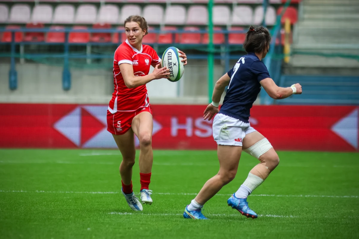 Reprezentacja Polski rugby kobiet zajęła drugie miejsce w rozgrywanym w Krakowie turnieju World Rugby HSBC Sevens Challenger. W decydującym meczu Biało-Czerwone przegrały z Chinkami 0:36, ale mimo to zapewniły sobie awans do finałowego turnieju w Madrycie.