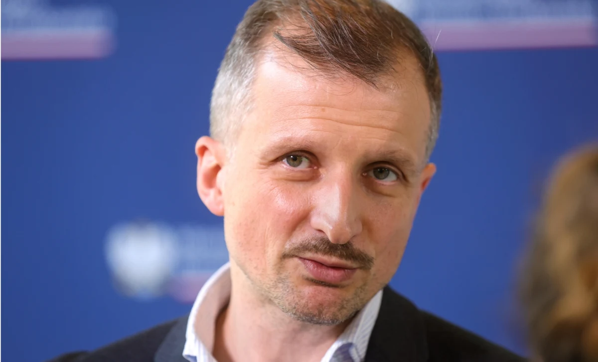 "Mamy dzisiaj sytuację taką, że w Narodowym Funduszu Ochrony Środowiska wydajemy 1,5 mld złotych na budowę dróg zamiast na ochronę środowiska. Oczywiście drogi trzeba budować, ale nie z Funduszu Ochrony Środowiska" – przekonywał w Rozmowie o 7:00 w Radiu RMF24 wiceminister klimatu i środowiska Mikołaj Dorożała. "Te 1,5 mld zł, a przynajmniej część z tych pieniędzy, dzisiaj potrzebowalibyśmy na skuteczną walkę m.in. w temacie składowisk nielegalnych odpadów" – podkreślał polityk. Dorożała informował także o efektach prowadzonego w Lasach Państwowych audytu. "Mamy już ok. 100 mln złotych nieprawidłowości" – powiedział. 