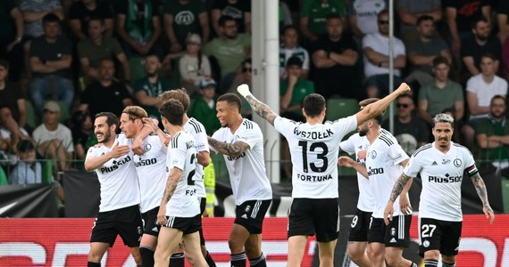 Piłkarze Legii Warszawa, pokonując na wyjeździe Wartę Poznań 1:0, zapewnili sobie trzecie miejsce w tabeli ekstraklasy na koniec sezonu i udział w eliminacjach Ligi Konferencji. Z kolei Cracovia, zwyciężając Raków Częstochowa 2:0, na kolejkę przed końcem rozgrywek zapewniła sobie utrzymanie w krajowej elicie.