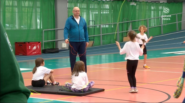 Za mało się ruszają i nie potrafią wykonywać ćwiczeń. O braku kondycji wśród dzieci nie raz mówiliśmy, ale te liczby zatrważają. Jest najgorzej od 30 lat. Prowadzi to do otyłości, ale również depresji. Eksperci z warszawskiego AWF próbują ten trend odwrócić, opracowali specjalny program dla uczniów i nauczycieli. Dla ''Wydarzeń'' Agnieszka Milczarz.