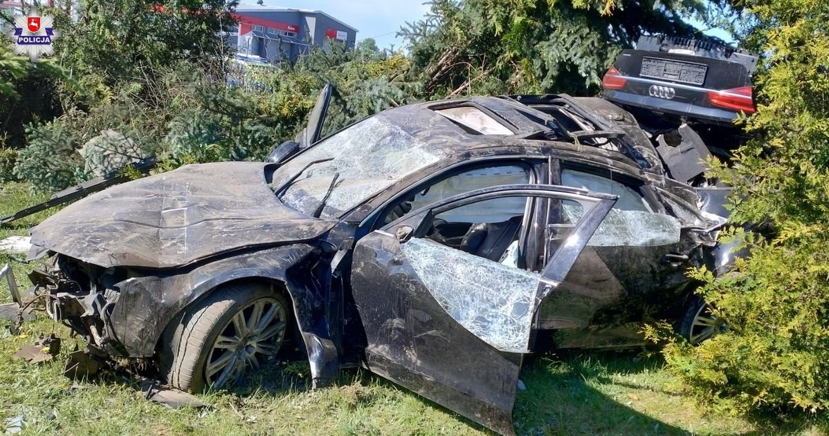  Próbował uciec policji. Skończył w szpitalu i ze zniszczonym autem