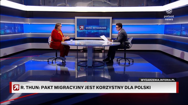 Grzegorz Kępka zapytał Różę Thun z Polski 2050 o to, czy cieszy się z decyzji polskich władz, by głosować przeciwko paktowi migracyjnemu. - W Polsce zaistniała pewna niekonsekwencja, bo razem z Orbanem i Fico niestety, zagłosował premier Donald Tusk czy jego przedstawiciel przeciwko paktowi migracyjnemu, po czym pan premier powiedział, że ten pakt jest korzystny dla Polski - zaznaczyła europosłanka. Dziennikarz dopytywał czy pakt jest rzeczywiście korzystny. - Oczywiście, że tak. Wszystko, co daje nam większe bezpieczeństwo, jest dla nas korzystne. Pakt migracyjny, który dopiero za dwa lata wdrożymy, jest korzystny o tyle, że wszyscy będziemy zobowiązani do tego, żeby stosować bardzo jasne i surowe procedury na granicach, bardzo ściśle kontrolować kto ewentualnie może wejść do Unii Europejskiej. To dla Polski jest dobre - oceniła Thun. Europosłanka została również zapytana, czy pomysł odsyłania migrantów do obozów poza terytorium Unii Europejskiej to dobre rozwiązanie. - To jest bardzo krytykowane przez różne organizacje społeczne. Nie mam tutaj jasnej odpowiedzi. Myślę, że jeśli te obozy będą się znajdowały, a najprawdopodobniej będą, poza granicami Unii, to jest bardzo realny plan. Tu jest też wielkie wyzwanie dla organizacji pozarządowych, międzynarodowych, żeby ściśle sprawdzać, jakie są warunki życia w tych obozach poza UE, żeby tam były ludzkie warunki, żebyśmy nie doprowadzali do jakichś koszmarów - podkreśliła Róża Thun. Zaznaczyła, że "obawia się, że to może zostać wdrożone".