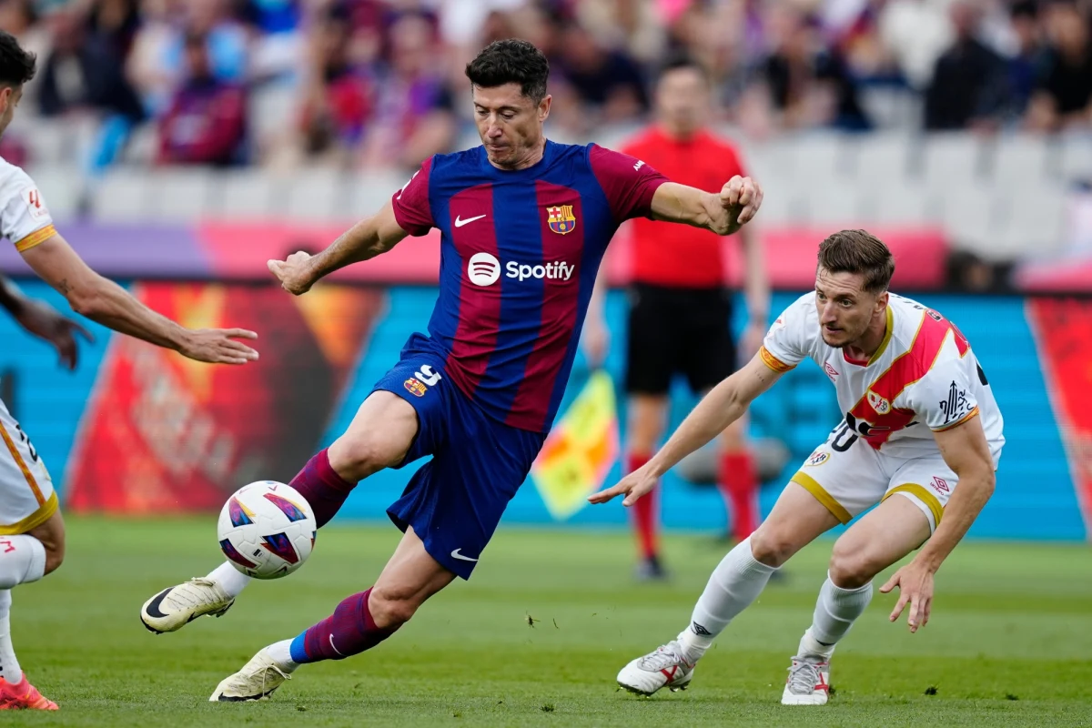 Barcelona pokonała u siebie Rayo Vallecano 3:0 w 37. kolejce ekstraklasy hiszpańskiej. Jedną z bramek zdobył Robert Lewandowski. Piłkarze z Katalonii zapewnili sobie tytuł wicemistrzowski. Norweg Alexander Sorloth pokonał bramkarza Realu aż czterokrotnie i prowadzi z 23 golami.