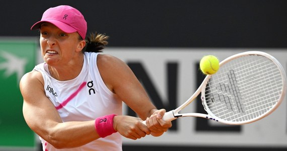 W Rzymie Iga Świątek wygrała swój 21. turniej cyklu WTA w karierze. To oznacza, że wyprzedziła Agnieszkę Radwańską, która wywalczyła 20 tytułów. Liderka rankingu tenisistek może się też pochwalić większymi od Radwańskiej zarobkami na korcie.
