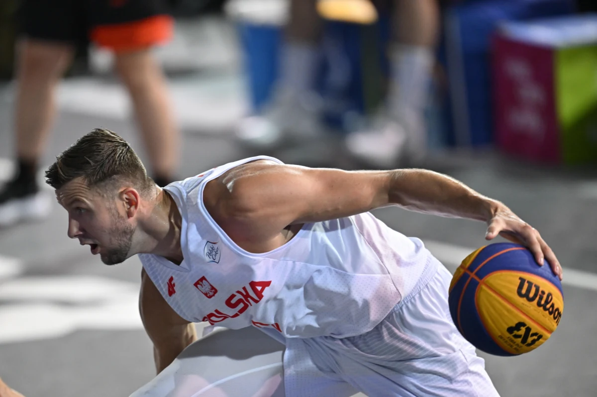 Reprezentacja Polski koszykarzy w odmianie 3x3 wywalczyła prawo startu w tegorocznych igrzyskach olimpijskich. W meczu o trzecie miejsce turnieju kwalifikacyjnego w Debreczynie pokonała po dogrywce Mongolię 22:20, co zapewniło jej przepustki do Paryża.