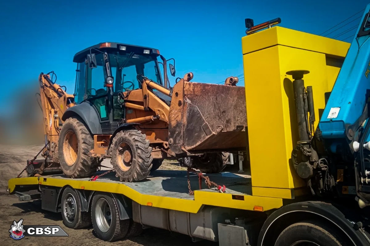 9 osób podejrzewanych o udział w grupie przestępczej zajmującej się kradzieżami maszyn rolniczych i budowlanych zatrzymali policjanci Centralnego Biura Śledczego Policji. Skradzione urządzenia i samochody trafiały za granicę i były legalizowane metodą na „klona”.