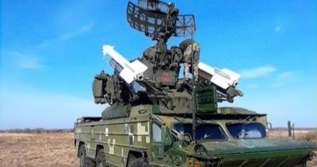 Siły ukraińskie przystosowały systemy obrony powietrznej krótkiego zasięgu 9K33 Osa z czasów zimnej wojny do wystrzeliwania rakiet powietrze-powietrze R-73, które posiadają w swoich magazynach. Działa bez zarzutu! 