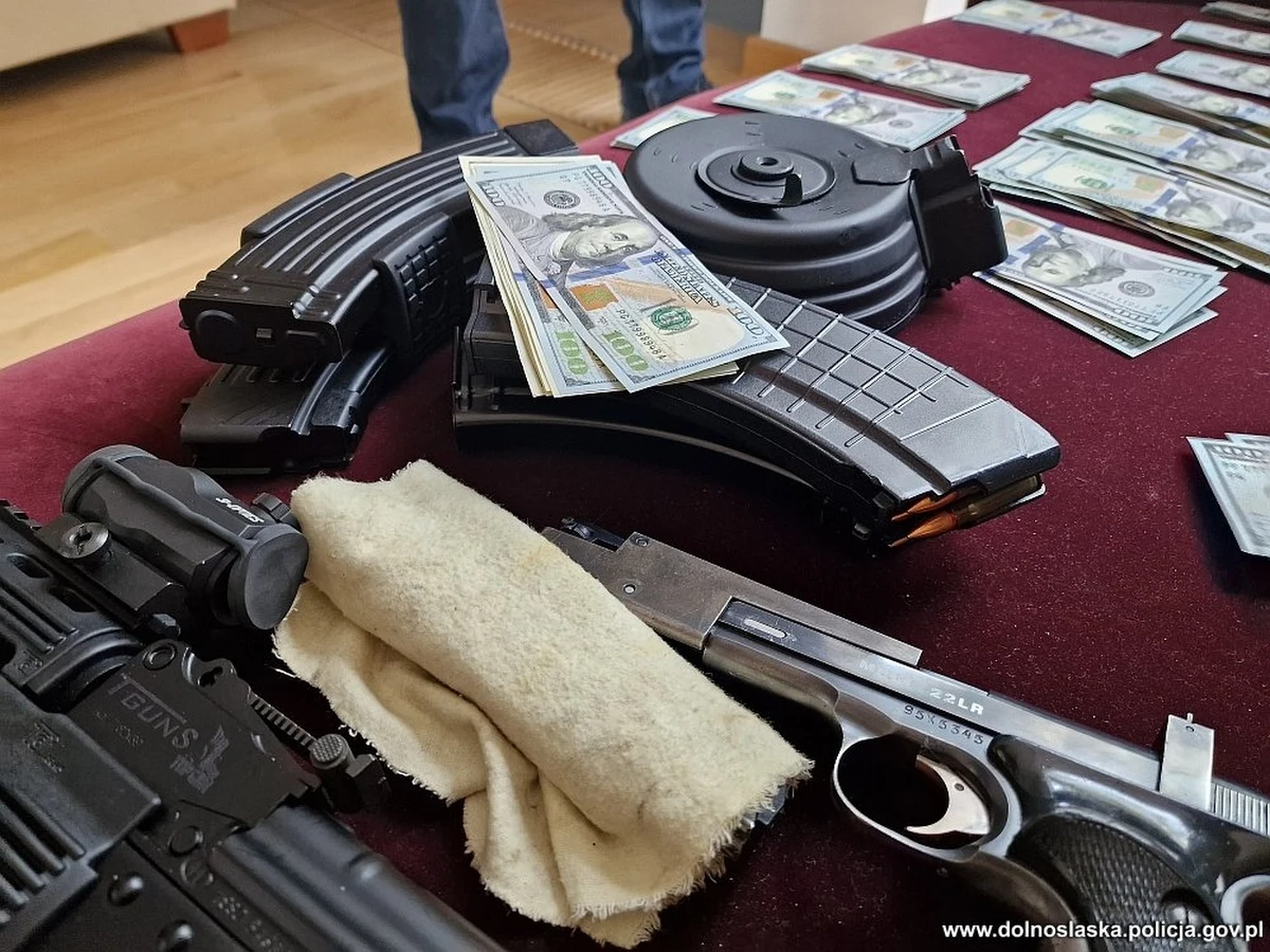 Policjanci zatrzymali na Dolnym Śląsku pięć osób, podejrzanych o udział w zorganizowanej grupie przestępczej, która wyłudzała refundację z NFZ m.in. na lek zawierający srebro koloidalne. Sprawcy wystawiali recepty na dane seniorów, którzy nie potrzebowali takich specyfików. W  ten sposób uzyskali blisko 3 mln 350 tys. zł.