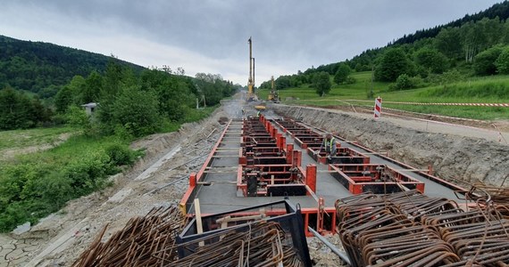 Drogowcy skończyli palowanie osuwiska i rozpoczęli kolejny etap naprawy drogi krajowej 28 w Kasinie Wielkiej. Budowa żelbetowego rusztu potrwa około miesiąca.

