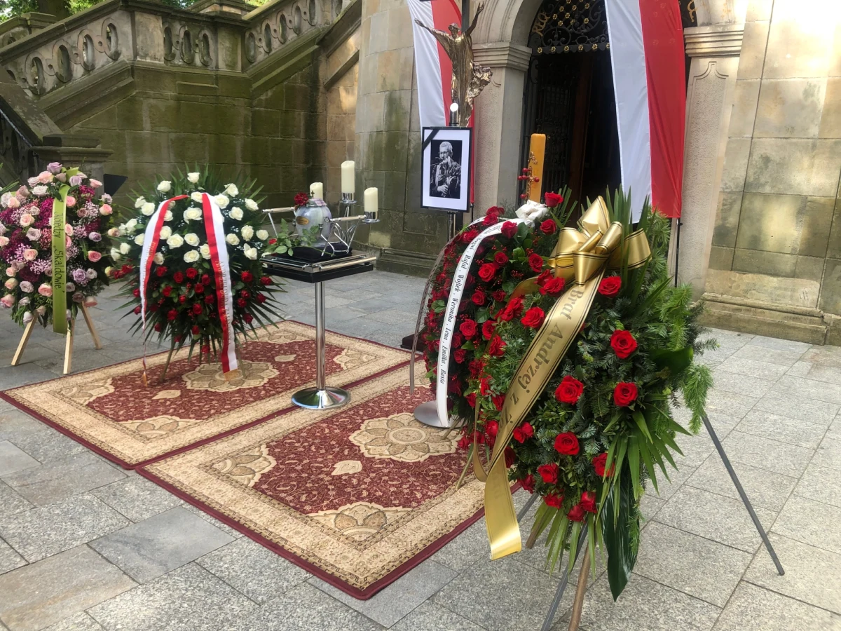 W Krakowie odbył się pogrzeb Jacka Zielińskiego, współtwórcy zespołu Skaldowie. Żegnali go artyści i fani zespołu. Muzyk zmarł po długiej chorobie w wieku 77 lat. Przez blisko sześćdziesiąt lat nie schodził ze sceny. 