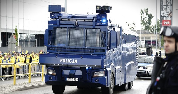 Ponad 130 razy interweniowali policjanci po niedzielnym meczu Lechii Gdańsk i Arki Gdynia. Zatrzymali trzy osoby, w tym mężczyznę, który laserem oślepiał pilota policyjnego śmigłowca.