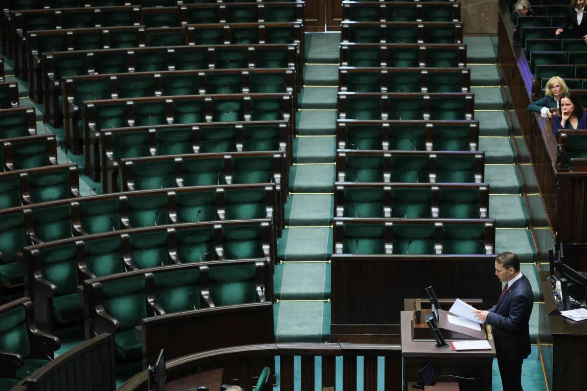 Posłowie zbiorą się w środę na dwudniowym posiedzeniu, którego porządek obrad zawiera dwa punkty, a żaden nie wiąże się z uchwaleniem czegokolwiek. To może się zdarzyć, jeśli komisje dostarczą na czas sprawozdania na temat zmian, te jednak powstaną tuż przed albo już w trakcie posiedzenia. Kampanie wyborcze nie służą parlamentaryzmowi - wyjaśnił niedawno marszałek.