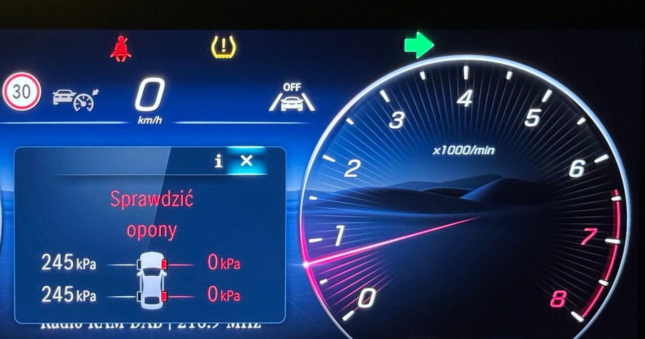 Czujniki ciśnienia w oponach to mali szpiedzy. Śledzą każde auto