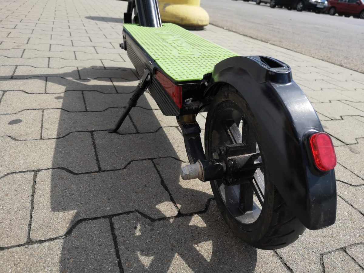 Dwóch nastolatków trafiło do szpitala po niefortunnej przejażdżce hulajnogą elektryczną wokół zalewu miejskiego w Zamościu. Pojazd przewrócił się i chłopcy upadli na wybrukowany chodnik.