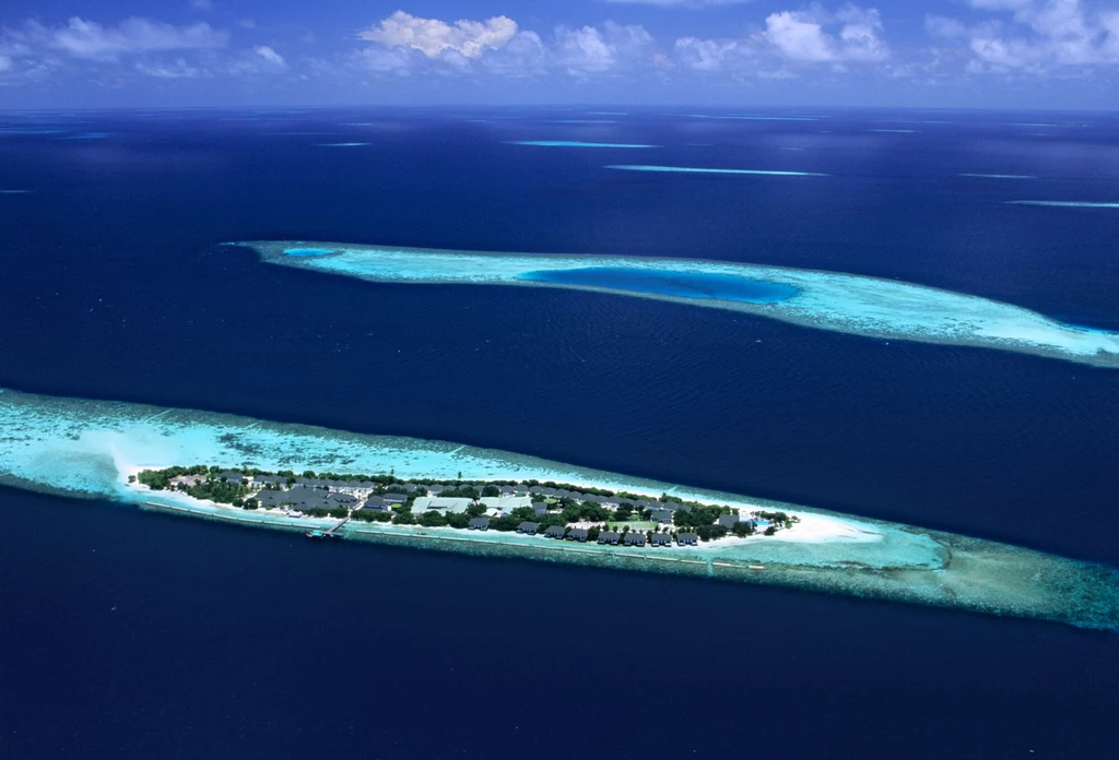 Jeden z naturalnych atoli Malediwów - Atol Ari
