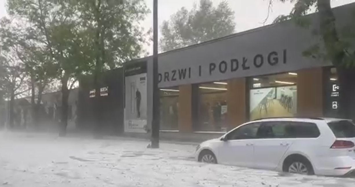 Oberwanie chmury w pierwszej stolicy Polski. Ulice jak rzeki