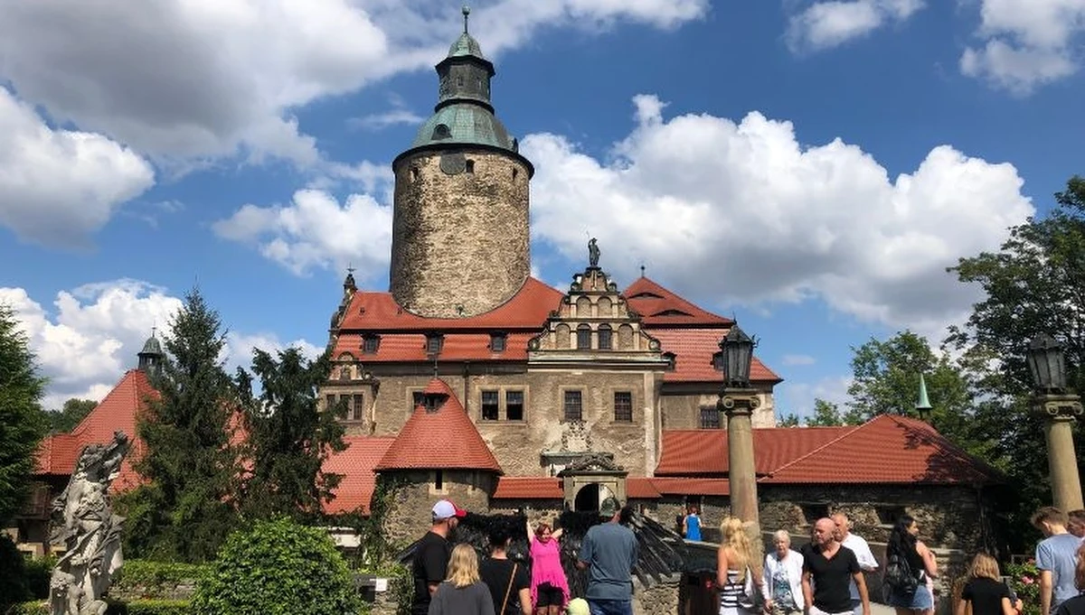 Zamek Czocha na przełomie maja i czerwca przeniesie swoich gości w sam środek średniowiecza. Twierdza Rycerska to wyjątkowa okazja, by na własne oczy zobaczyć, jak żyło się setki lat temu. Od pokazów walk rycerskich, przez średniowieczne uczty, aż po warsztaty rzemiosła - to wszystko czeka na odważnych podróżników w czasie.