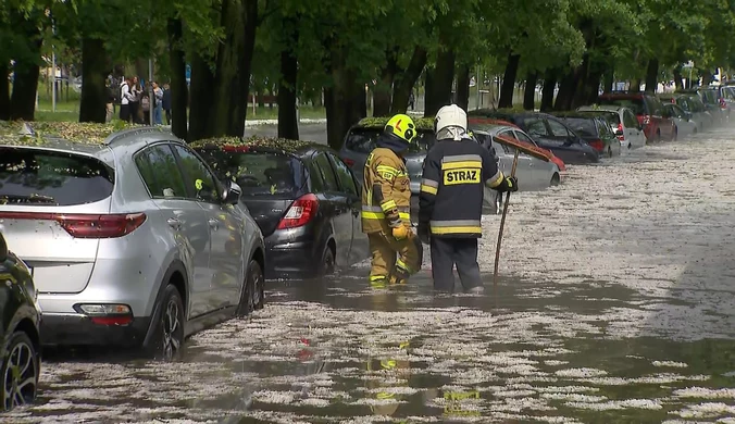 Potężne gradobicie w Gnieźnie. Kobieta uwięziona w samochodzie