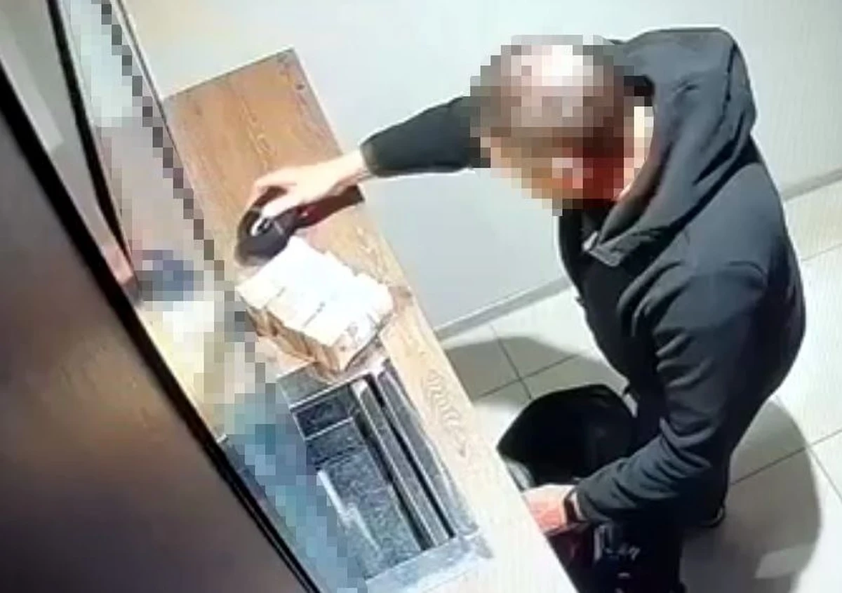 To był tylko słup - tak o Ukraińcu zatrzymanym w śledztwie dotyczącym składania fałszywych zeznań o rozboju, którego był ofiarą, nieoficjalnie mówią śledczy. Chodzi o 58-latka, któremu pod koniec kwietnia w centrum Warszawy nieznani sprawcy skradli torbę z dwoma milionami złotych. 