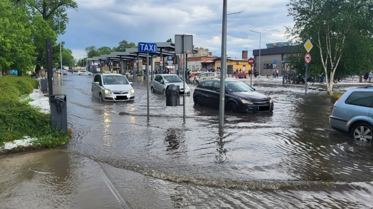 Kilkadziesiąt strażackich jednostek, strażacy-ochotnicy i żołnierze WOT usuwają skutki nawałnicy, jaka w poniedziałek przeszła nad wielkopolskim Gnieznem. Do godzin popołudniowych w mieście było prawie 300 interwencji. Pod wodą znalazły się piwnice, mieszkania, lokale usługowe i samochody. W mieście zorganizowano posiedzenie sztabu kryzysowego. We wtorek rozpocznie się szacowanie strat i sprzątanie miasta.
