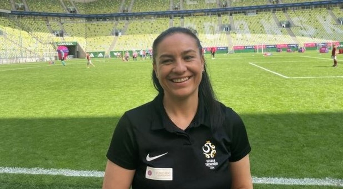 Każdy wojewódzki związek piłki nożnej w najbliższych tygodniach zorganizuje festyn promujący kobiecą piłkę nożną. Dziś na stadionie na gdańskiej Letnicy odbył się jeden z nich. Kilkaset młodych zawodniczek wzięło udział w turnieju. Później ich trenerzy uczestniczyli w warsztatach prowadzonych przez selekcjonerkę kobiecej reprezentacji Polski – Ninę Patalon.