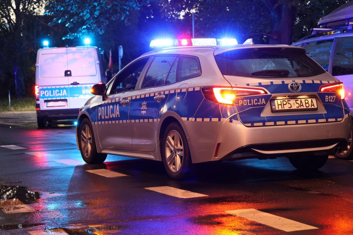 Policjanci pod nadzorem prokuratora wyjaśniają okoliczności śmierci dwóch osób, których ciała odnaleziono w kamienicy w Bełchatowie (woj. łódzkie). Małżeństwo zostało prawdopodobnie zamordowane. Zatrzymano ich sąsiada.