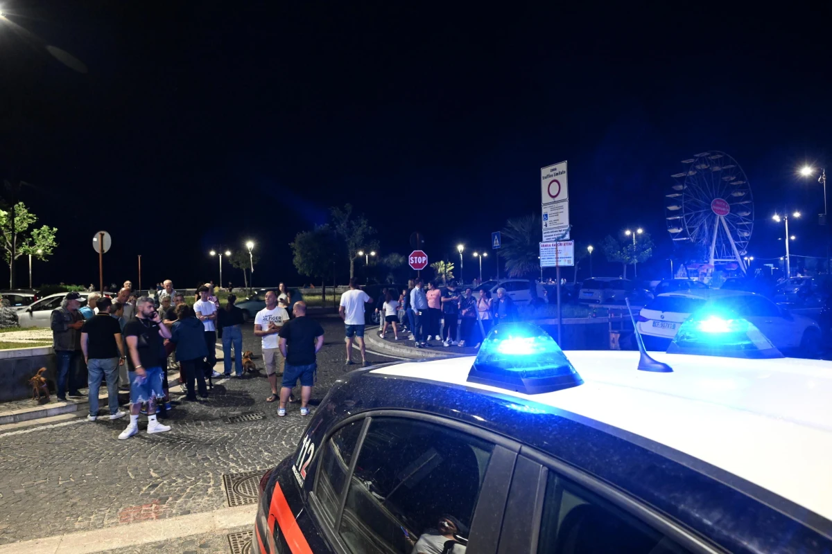 Trzęsienie ziemi w południowych Włoszech - informuje agencja Ansa. Jeden ze wstrząsów miał magnitudę 4,4. Wstrząsy były odczuwalne m.in. w Neapolu. Zdaniem włoskich mediów, było to najsilniejsze trzęsienie ziemi w tym regionie od 40 lat. Straż pożarna otrzymała zgłoszenia o pęknięciach ścian i opadających gzymsach. Nikt nie odniósł obrażeń.