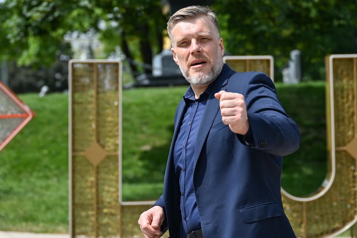 "Lewica opowiada się za tym, żeby opodatkować prywatne odrzutowce, żeby opodatkować prywatny transport lotniczy milionerów" – powiedział w Lublinie poseł Lewicy Adrian Zanderg. Jak dodał, pieniądze z tych podatków "powinny zostać przeznaczone na rozbudowę europejskiej sieci kolei, (...) żeby ten transport stał się realną alternatywą dla lotnictwa".