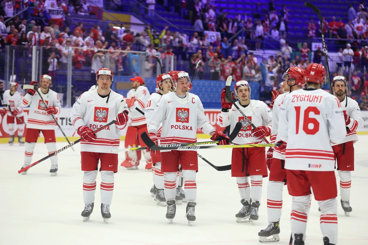 "Ciągle jest nadzieja, że w końcu coś się w polskim hokeju zmieni. Czekaliśmy na powrót do elity 22 lata, byliśmy świadomi, że łatwo nie będzie" - powiedział prezes PHL Mirosław Minkina po porażce z Kazachstanem 1:3 w Ostrawie na mistrzostwach świata. Polacy spadli do Dywizji 1A.