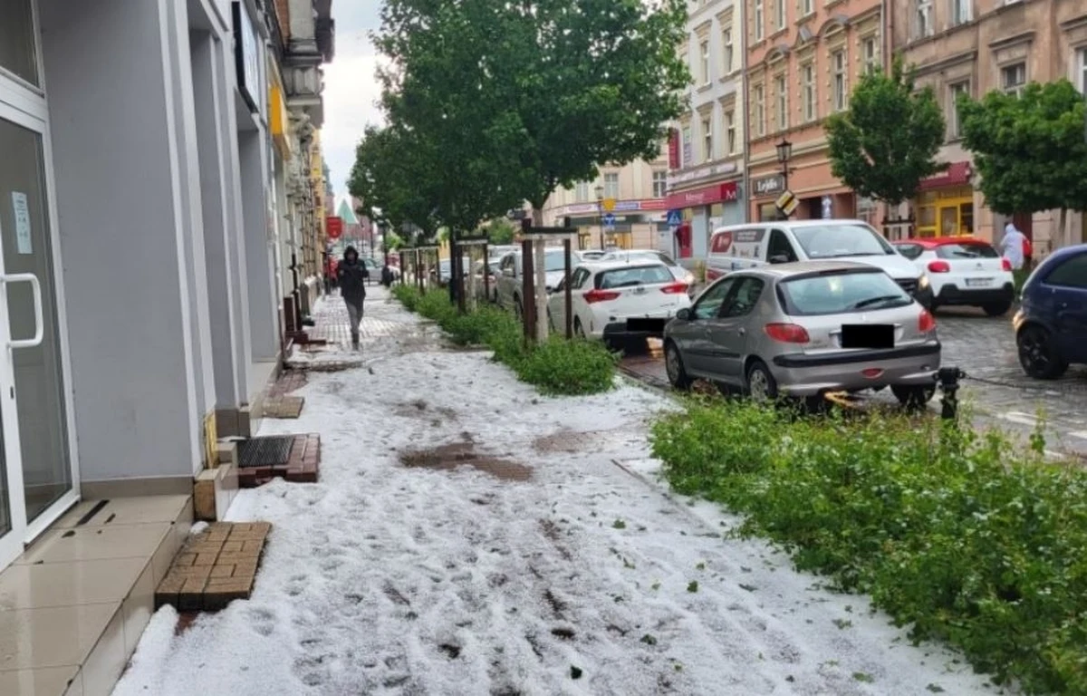 Strażacy w wielkopolskim Gnieźnie od rana usuwają skutki nawałnicy, która wczoraj przeszła nad miastem. Pod wodą znalazły się piwnice, mieszkania, lokale usługowe i samochody. Dziś rozpocznie się szacowanie strat.