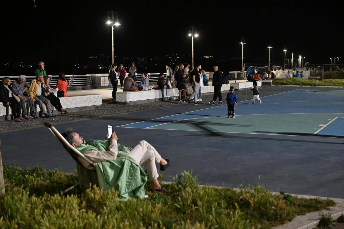 Setki osób, mieszkańców Pozzuoli, bało się wrócić do domów i spędziło noc w samochodach lub koczując pod gołym niebem. Tłumy zgromadziły się też na nabrzeżu. W poniedziałek zanotowano tam wstrząs o magnitudzie 4,4 - najsilniejszy od 40 lat.