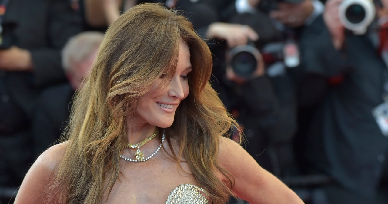 Carla Bruni zaskoczyła w Cannes. Wygląda oszałamiająco - Styl w INTERIA.PL