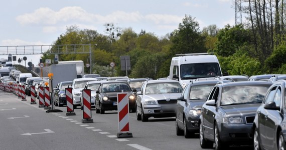 Kierowcy wyjeżdżający z Polski do Niemiec muszą uzbroić się w cierpliwość. Przed przejściami granicznymi tworzą się duże korki, a podróżujący czekają na wjazd do Niemiec nawet kilka godzin. Dodatkowo na A4 doszło do tragicznego wypadku. Zginął kierowca auta osobowego, który nie wyhamował i uderzył w tył ciężarówki stojącej w korku.