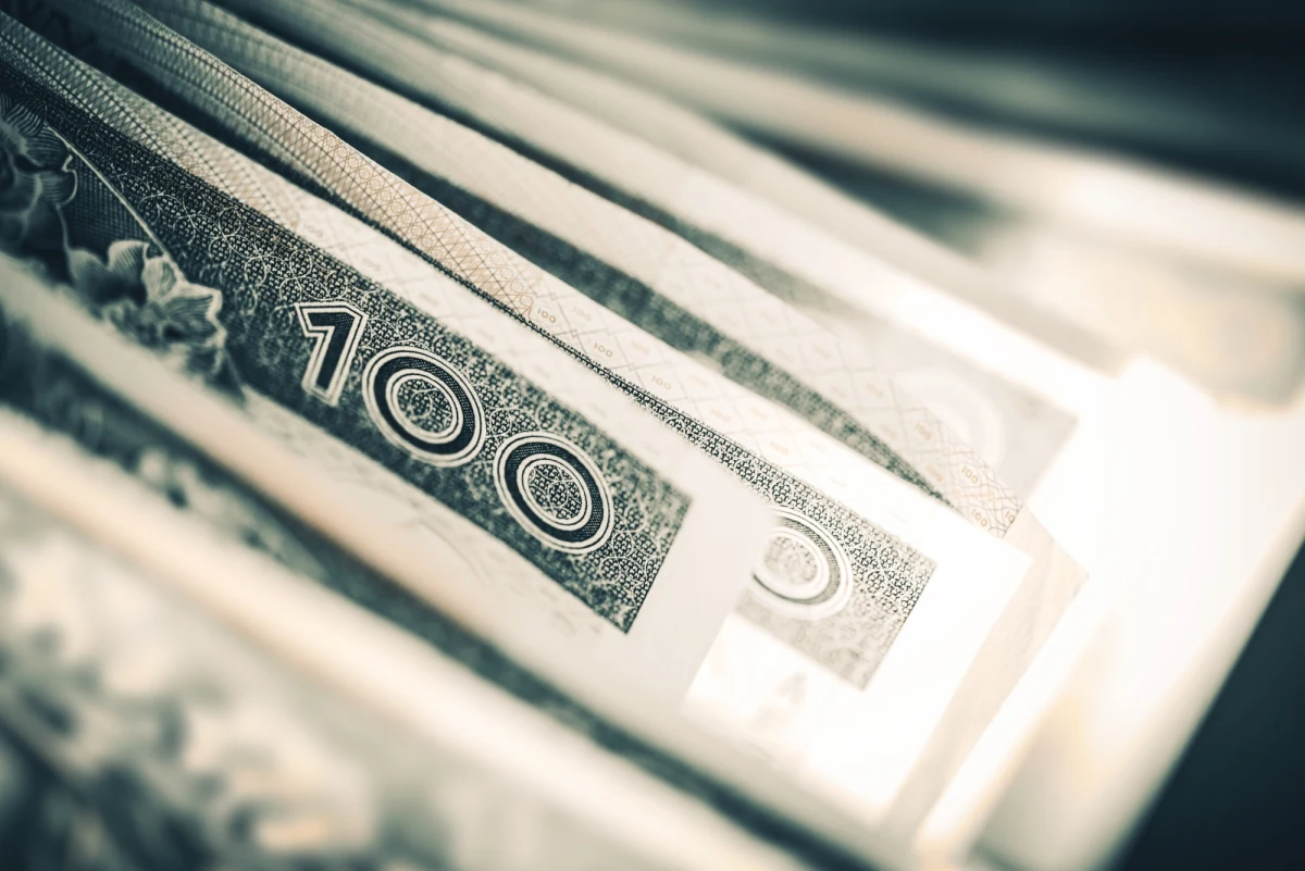 Na placu targowym w Przeworsku 61-latek znalazł torbę z pieniędzmi i dokumentami i oddał je policjantom w Łańcucie. Dzięki jego uczciwości mieszkaniec powiatu przeworskiego odzyskał dorobek życia.

