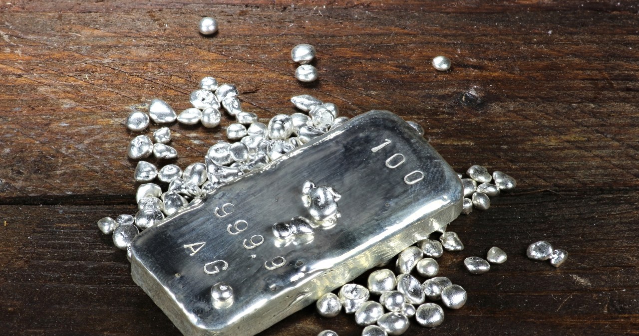 Złoto w cieniu srebra. Czekanie na panikę, która podbije cenę ”księżycowego metalu”