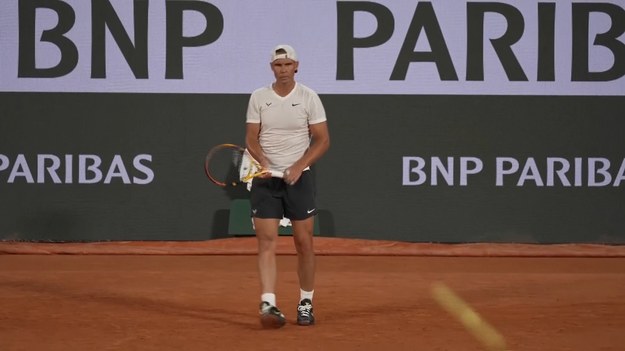 Rafael Nadal powrócił w poniedziałek na kort Rolanda Garrosa, aby potrenować i zastanowić się, czy wystartować w turnieju French Open, który wygrał 14 razy.

37-letni Hiszpan pojawił się wraz ze swoim trenerem Carlosem Moyą.

Źródło: Associated Press