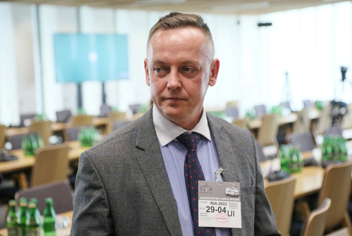 Czerwoną notą Interpolu ma być ścigany były sędzia Tomasz Szmydt, który uciekł na Białoruś. Jak dowiedział się reporter RMF FM, nie jest wykluczone, że jeszcze dziś międzynarodowy list gończy za podejrzanym o szpiegostwo znajdzie się w systemach elektronicznych na całym świecie. 