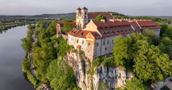 Wizerunek najstarszego klasztoru w Polsce - opactwa benedyktynów w Tyńcu - znalazł się na rewersie pięciozłotówki, która w środę trafi do obiegu. To kolejna moneta z serii "Odkryj Polskę".