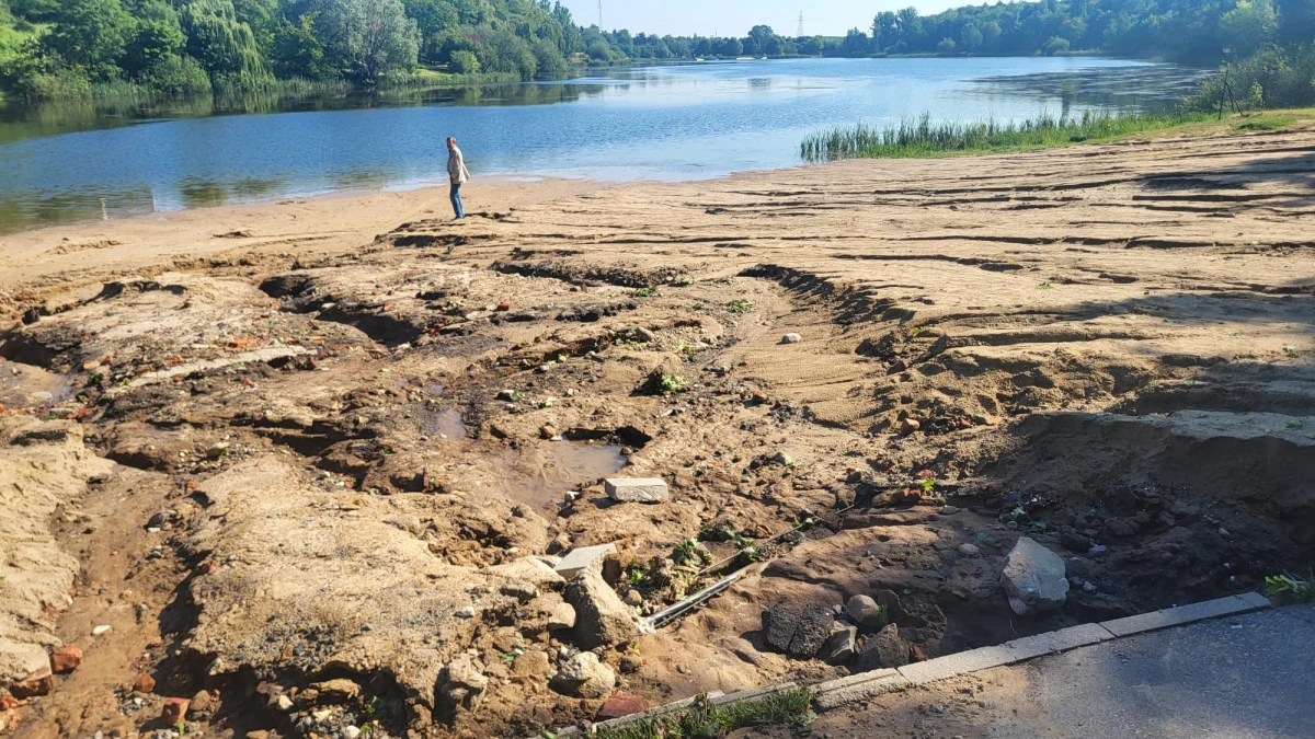 Kilkadziesiąt rodzin nie miało prądu i wody po poniedziałkowej nawałnicy w Gnieźnie. W mieście trwa szacowanie strat po ulewie i gradobiciu.