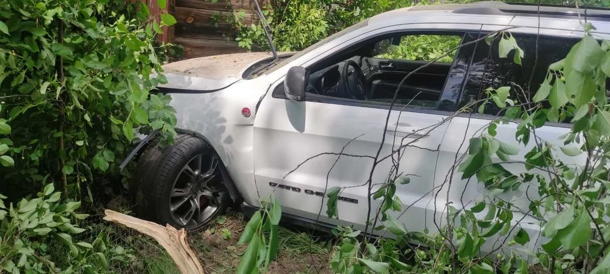 W miejscowości Kopina na Lubelszczyźnie kierowca jeepa wypadł z drogi, uderzył w ogrodzenie posesji i wjechał w drewniany dom. Potem uciekł. Miał blisko 2 promile alkoholu w organizmie. 