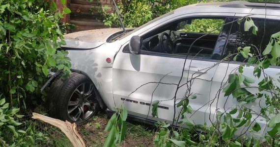 W miejscowości Kopina na Lubelszczyźnie kierowca jeepa wypadł z drogi, uderzył w ogrodzenie posesji i wjechał w drewniany dom. Potem uciekł. Miał blisko 2 promile alkoholu w organizmie. 