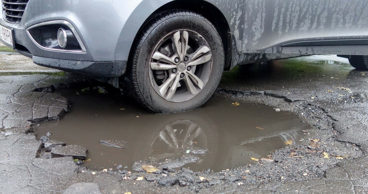 Wpadłem w dziurę i uszkodziłem koło. Czy należy się za to odszkodowanie?